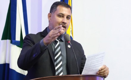 Márcio Pudim questiona proposta da prefeitura para o servidores da Educação