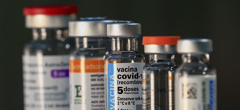No Brasil, as vacinas contra covid-19 são recomendadas para a população geral a partir dos 6 meses de idade