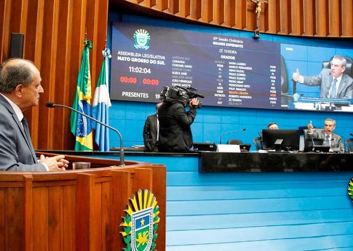 Zé Teixeira recebe apoio de Paulo Corrêa na tribuna