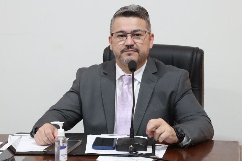 Vereador Fábio Luís, durante sessão ordinária da Câmara nesta segunda (13)