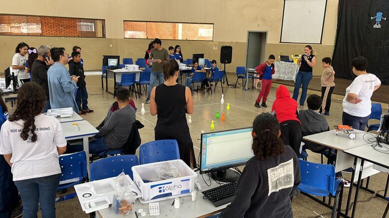 A Prefeitura adquiriu 50 kits de robótica que são usados por alunos do 6° ao 9°