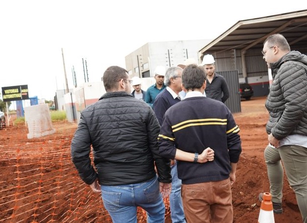 Alan Guedes acompanha equipe de fiscalização em obra