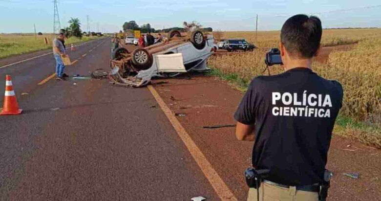 Carro capotou após sair da pista na BR-463