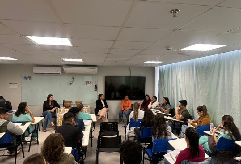A atividade foi conduzida pela enfermeira obstétrica Renata Rodrigues de Paula