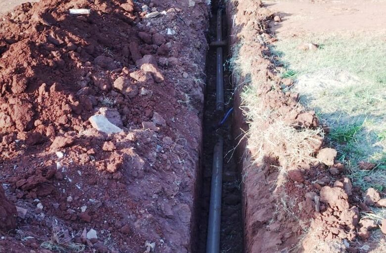 As obras estão sendo executadas em bairros onde a prefeitura determina