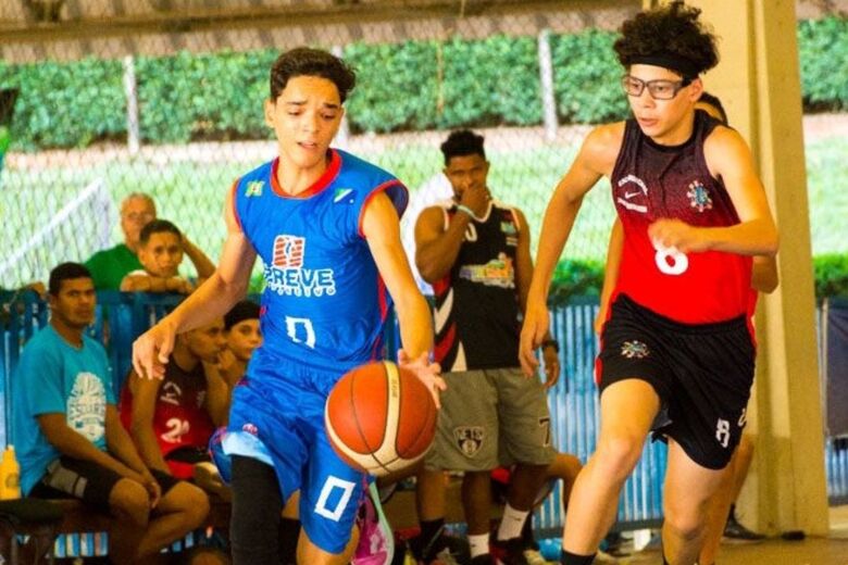 Atletas competindo em partida de basquete