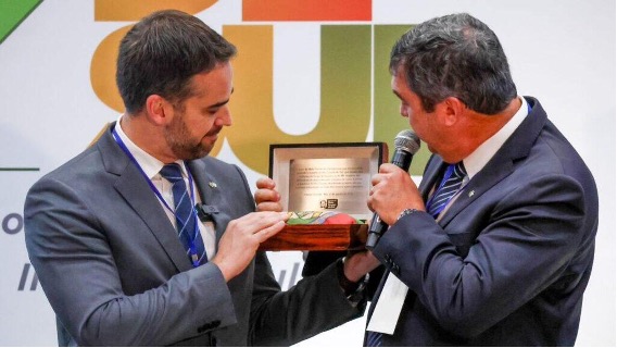 Leite chora ao receber bandeira devolvida por Riedel