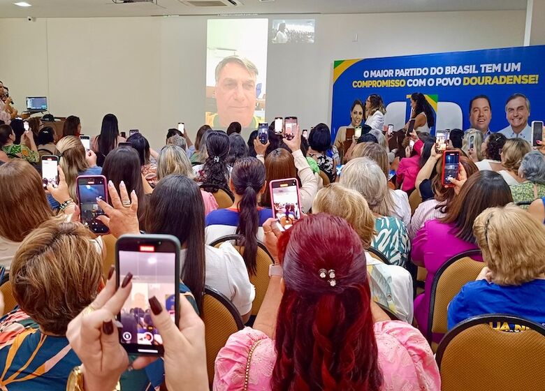 Bolsonaro 'entra' na reunião de mulheres e lança Gianni senadora