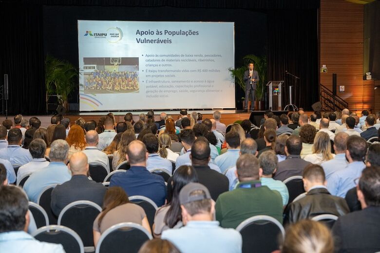 Diretor-geral reúne empregados da Binacional 