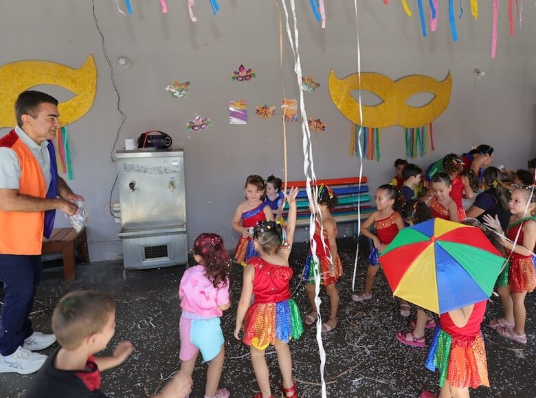 Prefeito interage com crianças de CEIM ao anunciar projeto