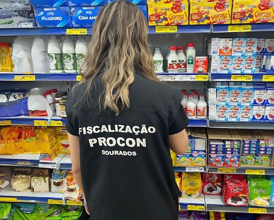 Fiscal do Procon confere preço em supermercado