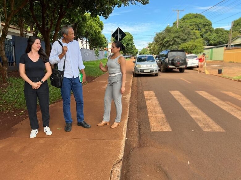 Elias Ishy conversa com gestoras de escola municipal