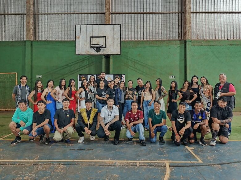 Candidatos e organizadores do concurso indígena