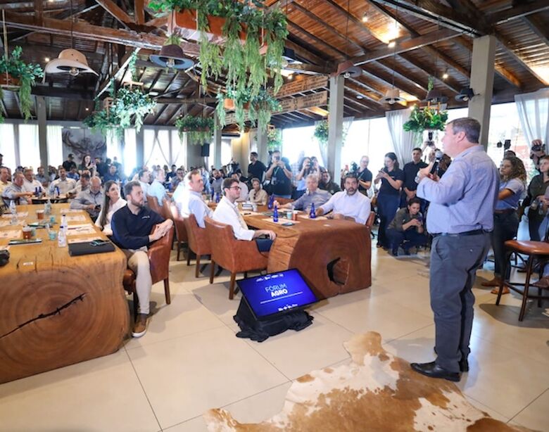 Governador Eduardo Riedel fala sobre políticas de atração