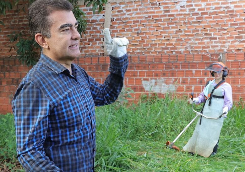 Marçal e a primeira-dama Patricia, durante mutirão