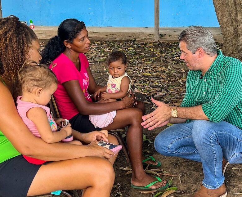 Superintendente Tiago Botelho conversa com ribeirinhos
