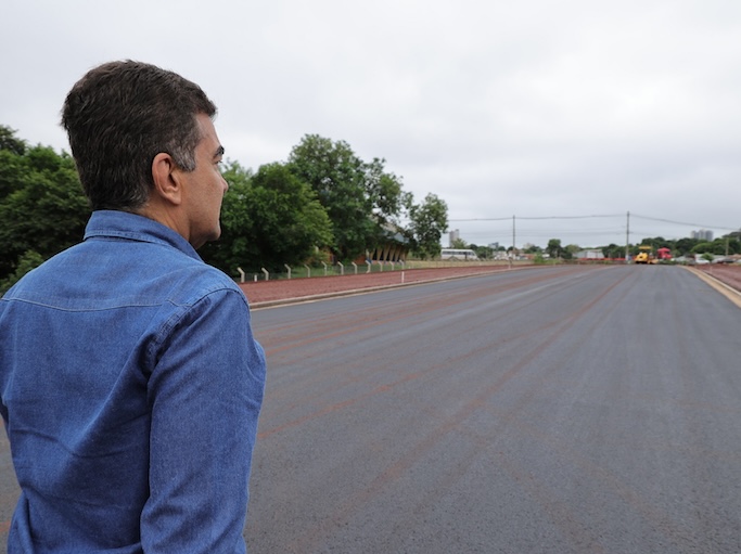 Prefeito contempla serviço que vai ligar com a BR-463