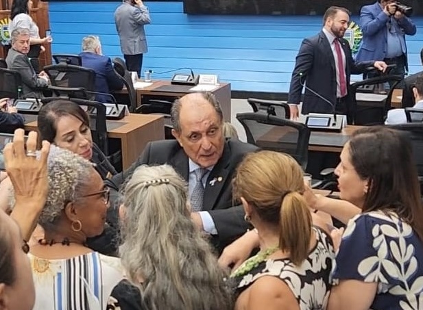 Deputado recebe comissão de visitantes à Assembleia