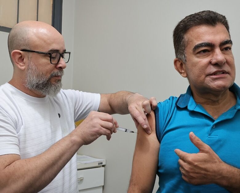 Prefeito recebe dose da vacina no posto do Santo André