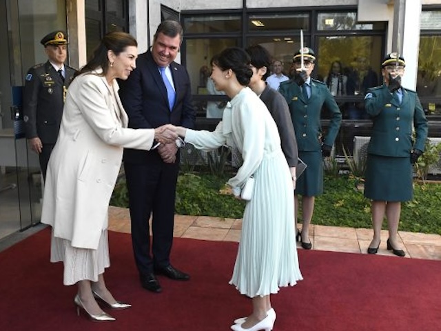 Primeira-dama Mônica cumprimenta princesa Kako