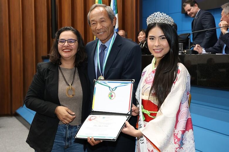Vereador recebe homenagem da deputada Gleice Jane