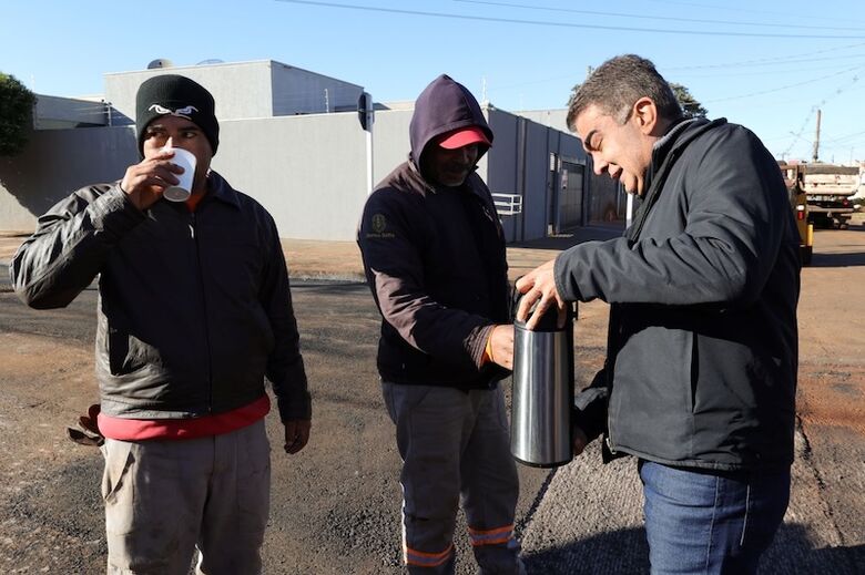 Marçal Filho leva café aos trabalhadores do tapa-buracos
