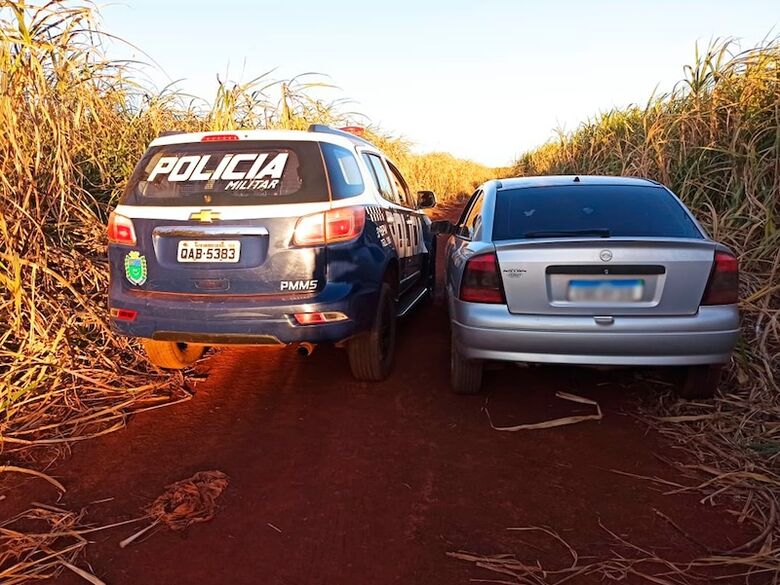 PM localizou carro abandonado em área de lavoura