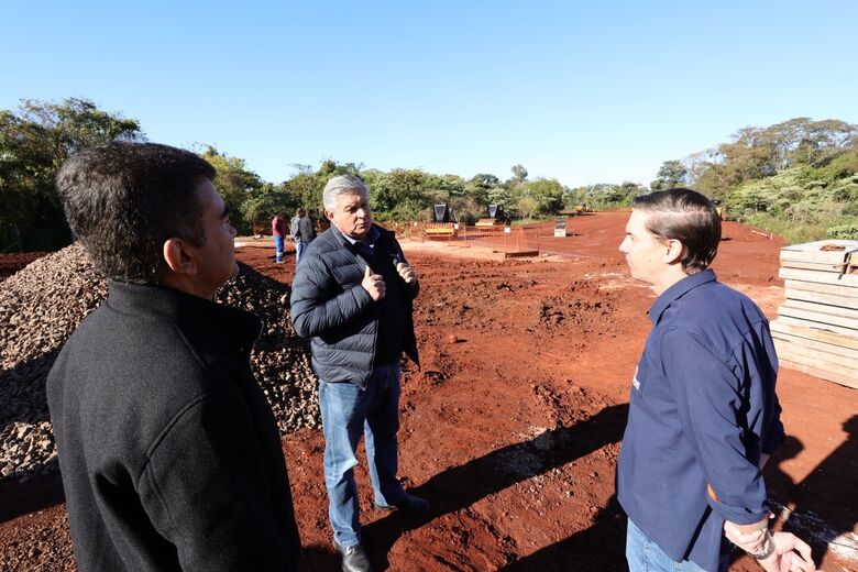 Prefeito e secretário conferem andamento de obra
