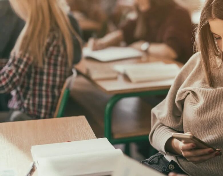 Obstáculo ao aprendizado, uso do celular passou a ser controlado