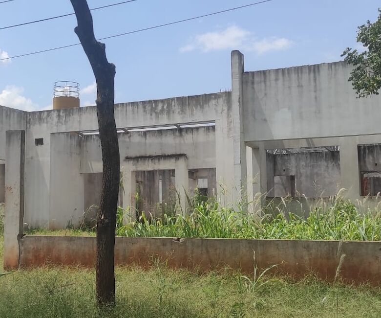 Obra do Ceim ficou no meio do mato na Vila Erondina