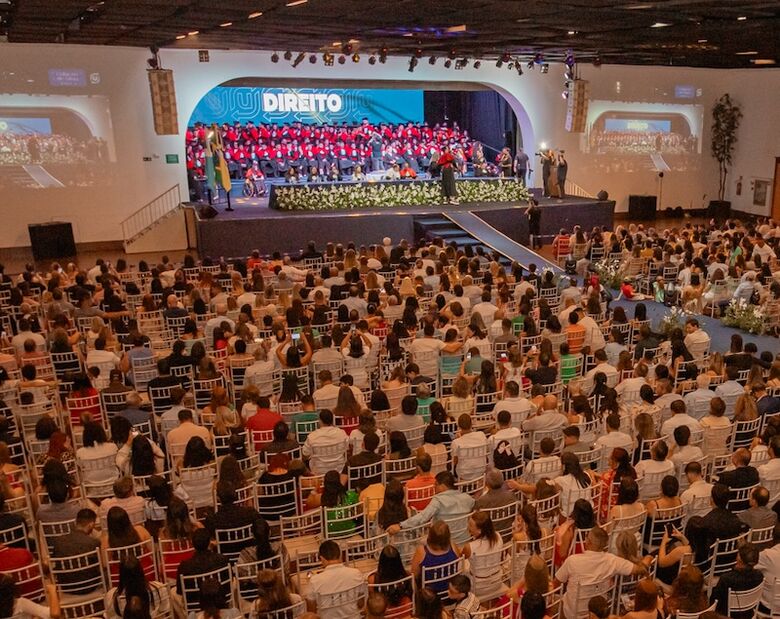 Formatura de Direito abre programa de colações