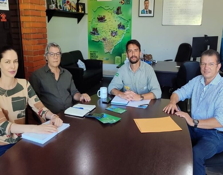 Secretário Antônio Freire em reunião na Fundtur