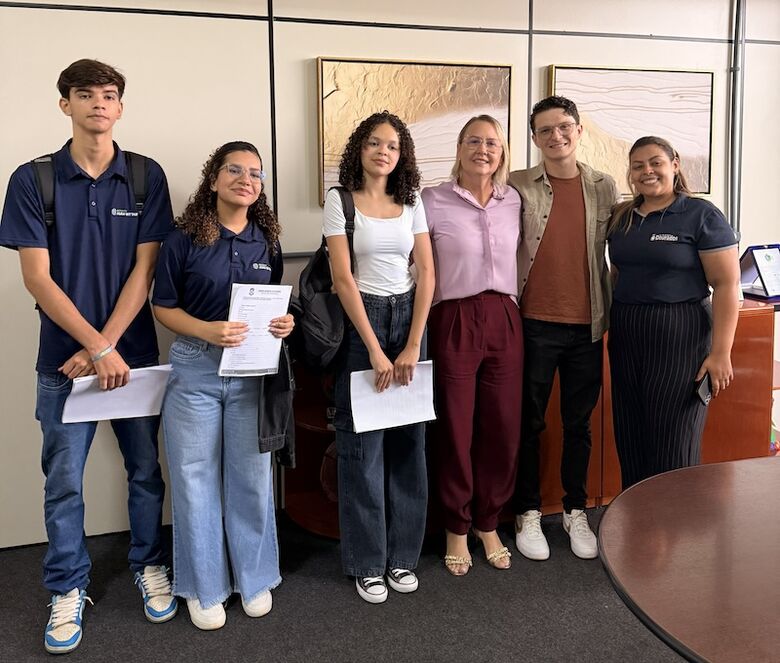 Jovens do programa, com Liandra e Franklin na Câmara