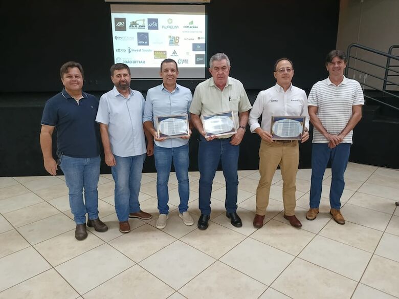Empresas cinquentenárias são homenageadas em Café da Aced