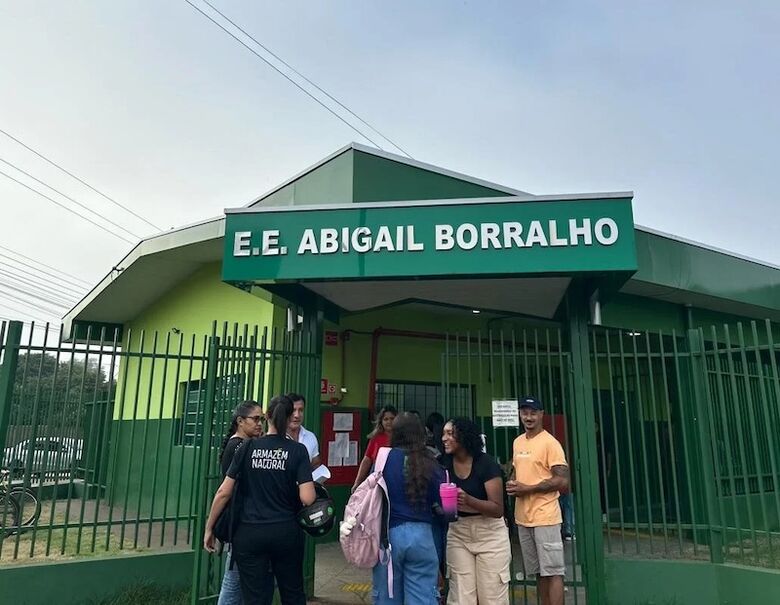 Diretor Ramão recepciona alunos em 'nova' Abigail