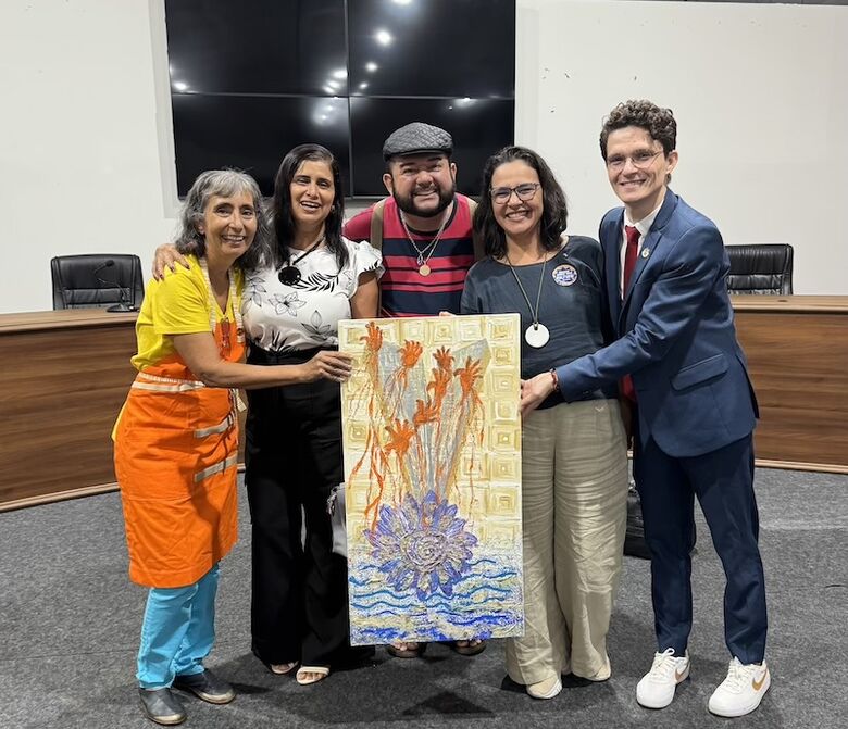 Gleice Jane, com fazedores de cultura, durante audiência
