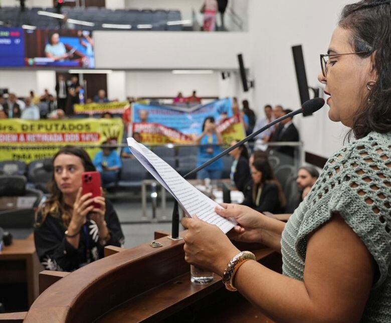 Gleice lê manifesto de servidores em sessão da Alems