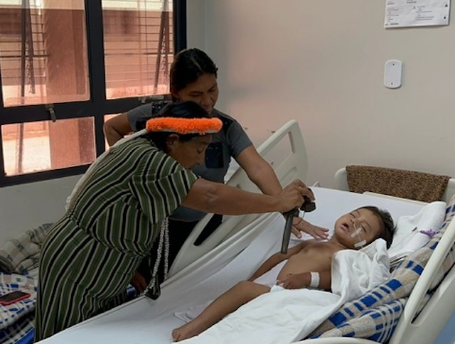Presença de rezadora a menor indígena hospitalizado