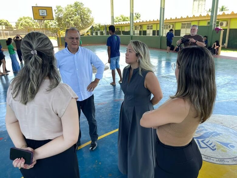 Lia Nogueira, reunida com a comunidade escolar de Douradina