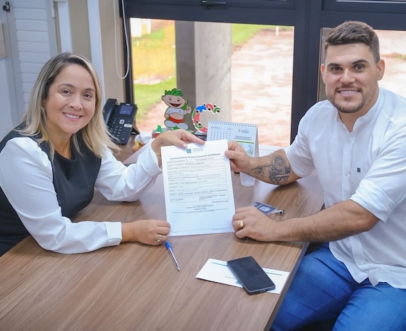 Lia Nogueira, com o vereador Éder Pinzan, de Amambai