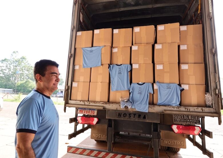 Marçal acompanha caminhão da distribuição do material escolar