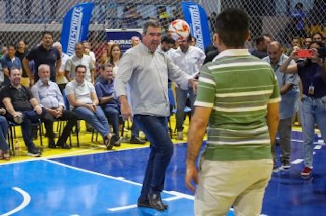 Riedel bate bola com Marçal Filho na entrega do ginásio