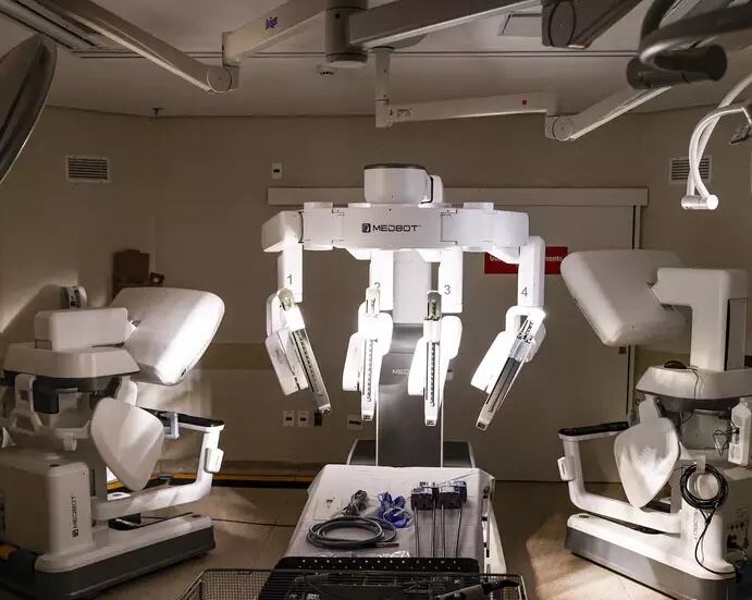 Procedimento com uso de robótica realizado no Hospital Cassems