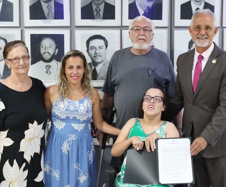 Vitória, com a família, homenageada em sessão da Câmara