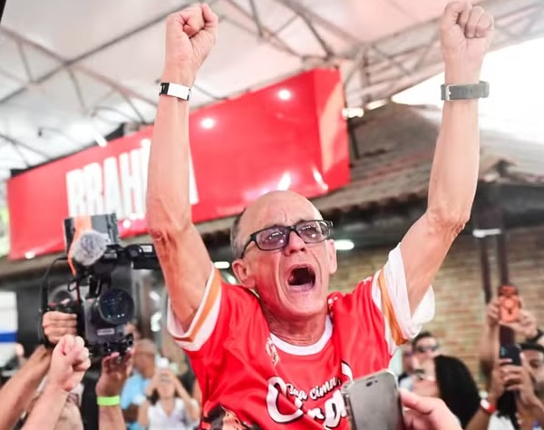 Mestre Ciça festeja o título da Viradouro