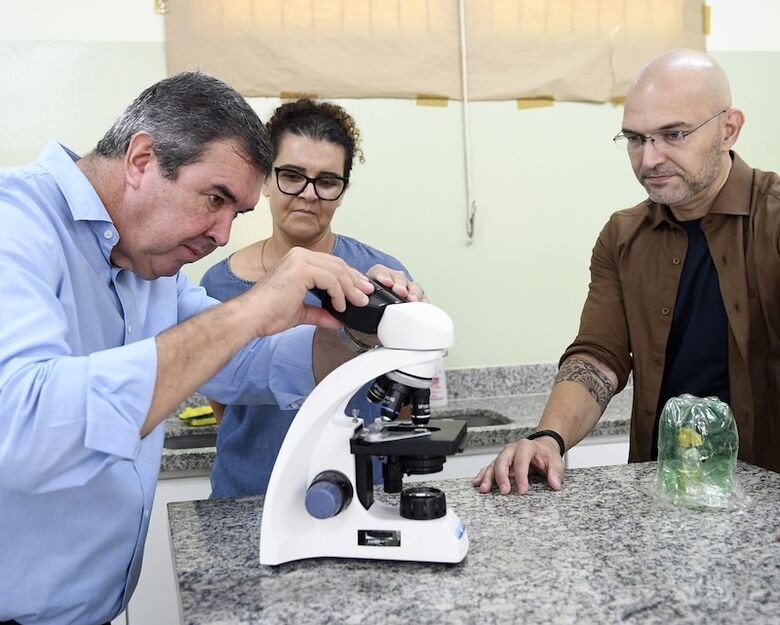 Biólogo, governador confere microscópio em escola