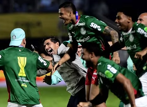 Abel Ferreira comemora o título com o elenco