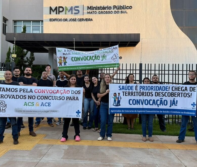 Aprovados em concurso se manifestam em frente do MP