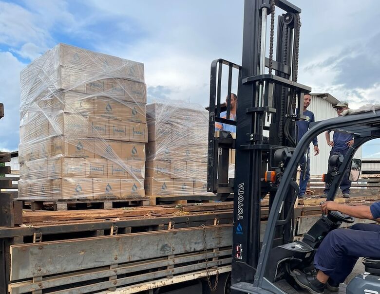 Carregamento de água é preparado para atender indígenas