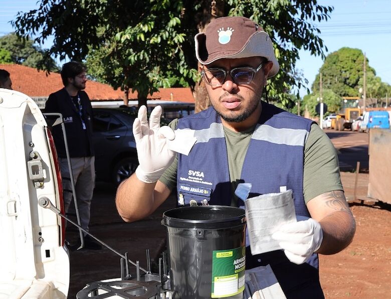 Armadilhas para pegar Aedes são instaladas em bairros